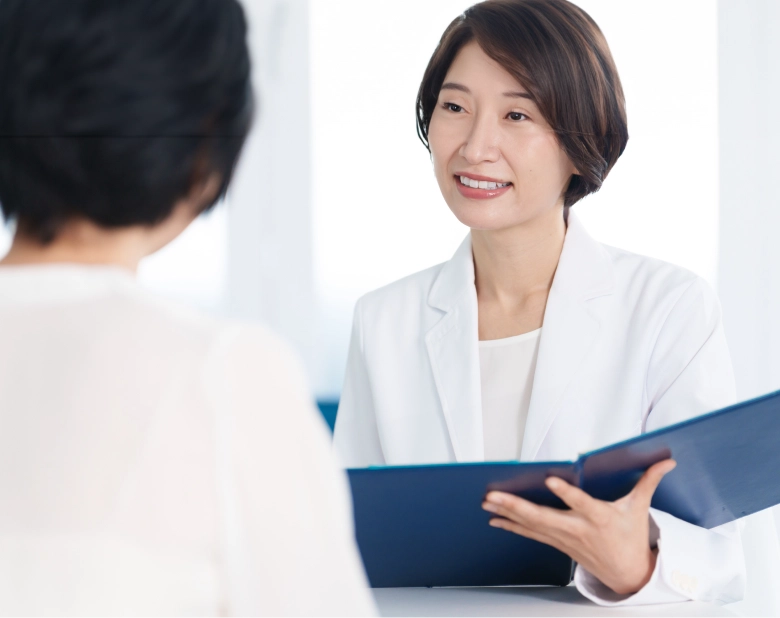 病院で診察してもらっている妊婦さんの画像