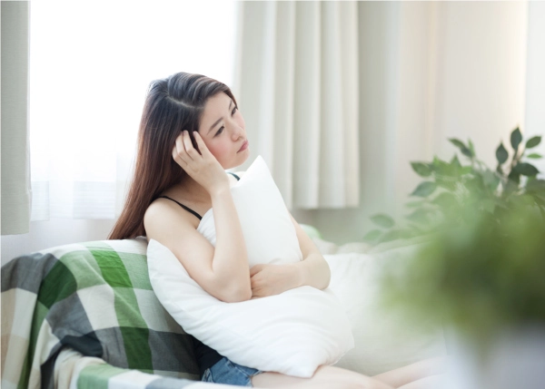 「つわり」にたいする不安をかかえる女性のイメージ