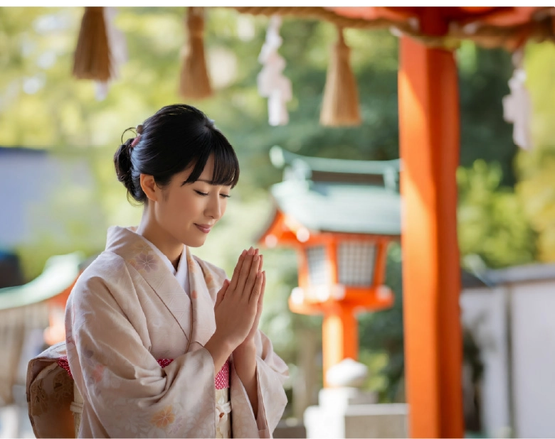 神社での参拝中の女性の画像