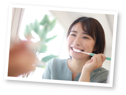 妊娠中に歯みがきする画像