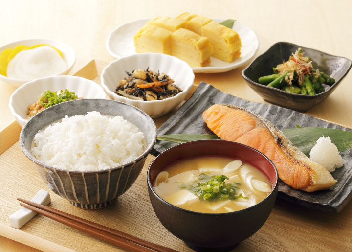 ご飯、みそ汁、主菜、副菜とそろった「和定食」のイメージ画像