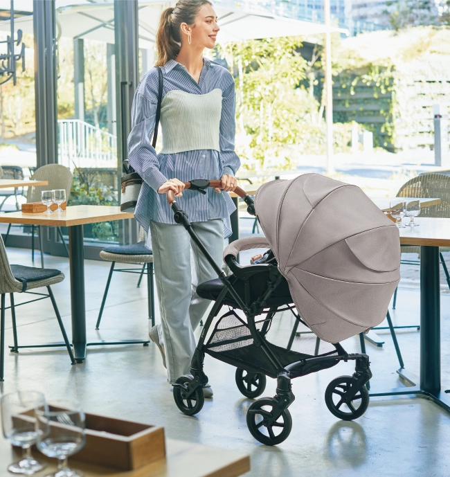 カフェのような店内でランフィリノンを押しているところです。