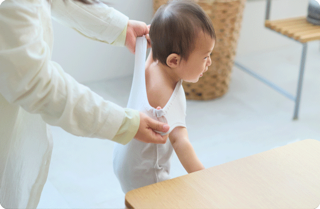 下から脱ぐプロセスのgif画像