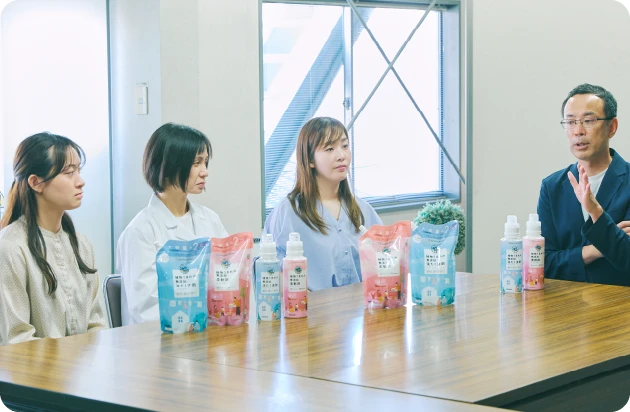 左よりサラヤ 山口さん、サラヤ 吉田さん、サラヤ 岩井さん、白井さん